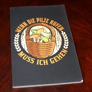 "Wenn die Pilze rufen muss ich gehen" Mushroom Hunting Journal - New